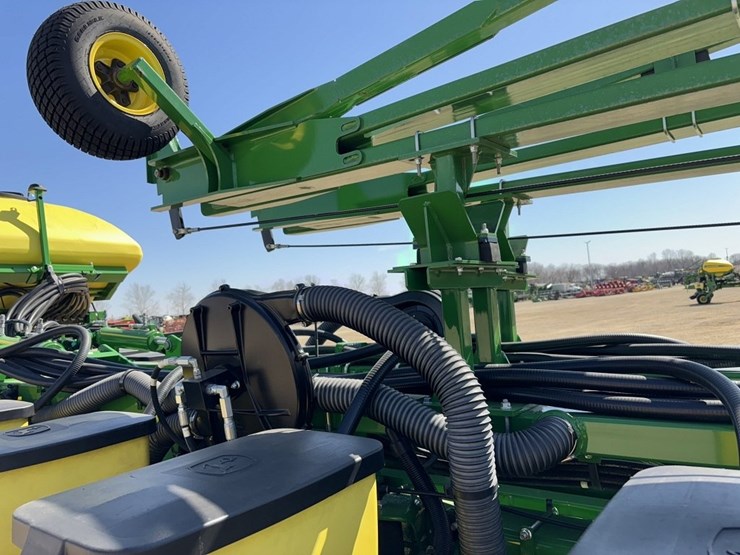 2017-john-deere-1775nt-image-26
