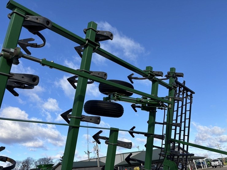 2011-john-deere-2210l-image-40