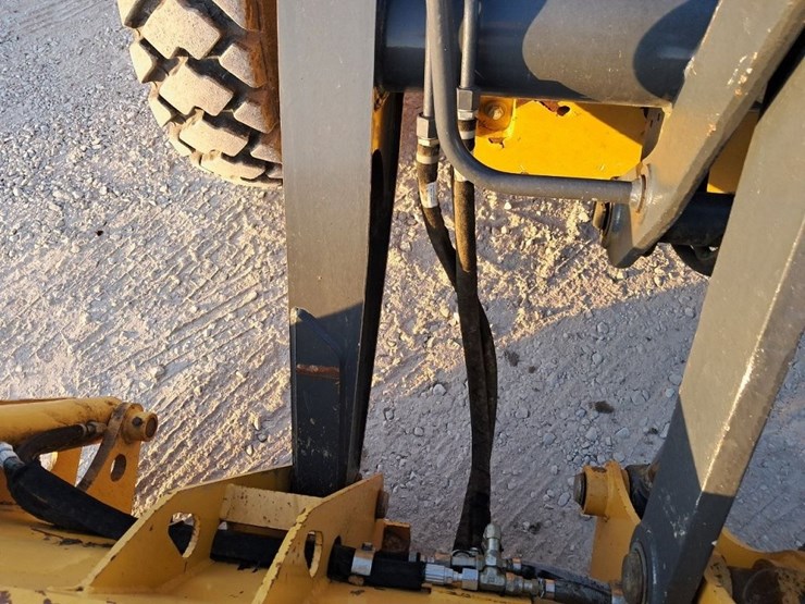 2022-deere-410l-image-27