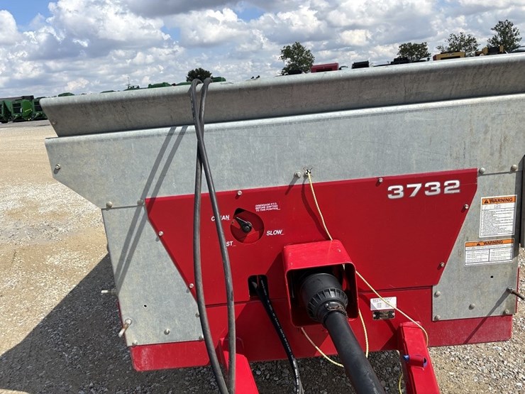 massey-ferguson-3732-image-11