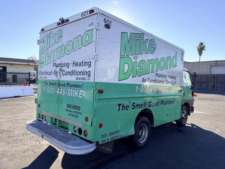 2004-mitsubishi-fuso-box-truck-image-3