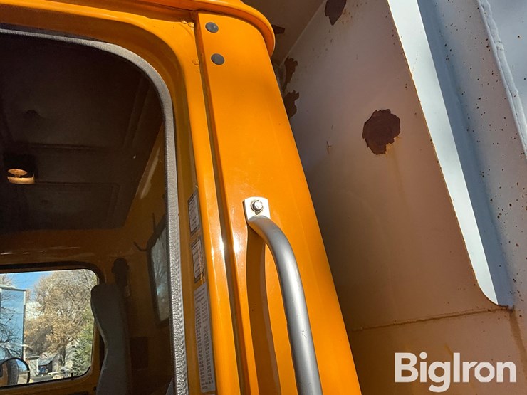 international-4900-image-15