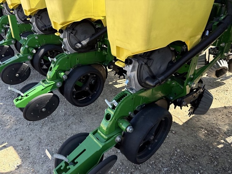 2017-john-deere-1775nt-image-29