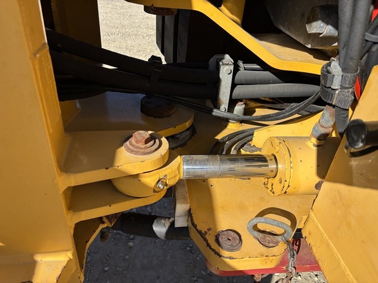 2003-deere-324h-image-35