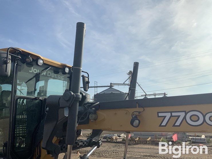 2011-deere-770g-image-16