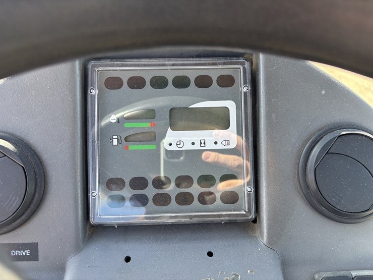 2003-deere-324h-image-40