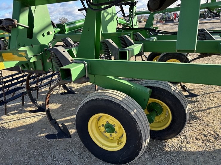 2011-john-deere-2210l-image-17