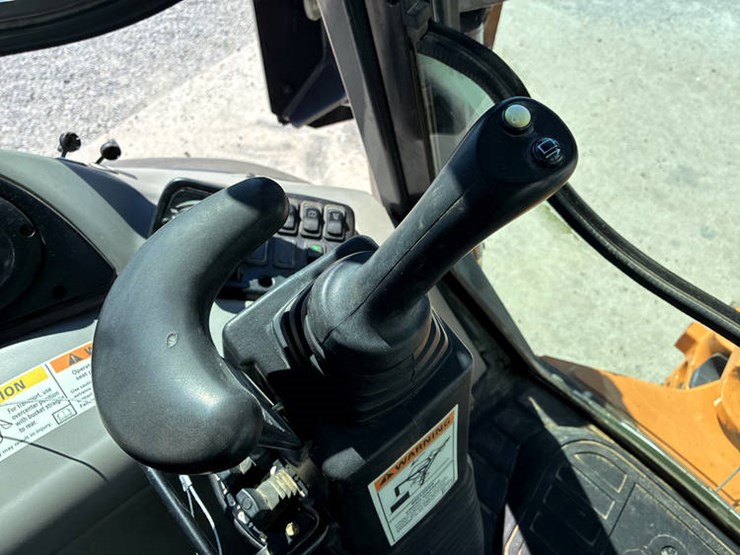 2019-case-580sn-image-88