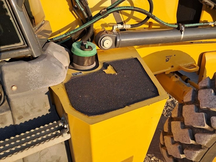 2022-deere-410l-image-45