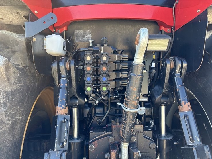 2015-versitle-310-mfwd-tractor-image-21