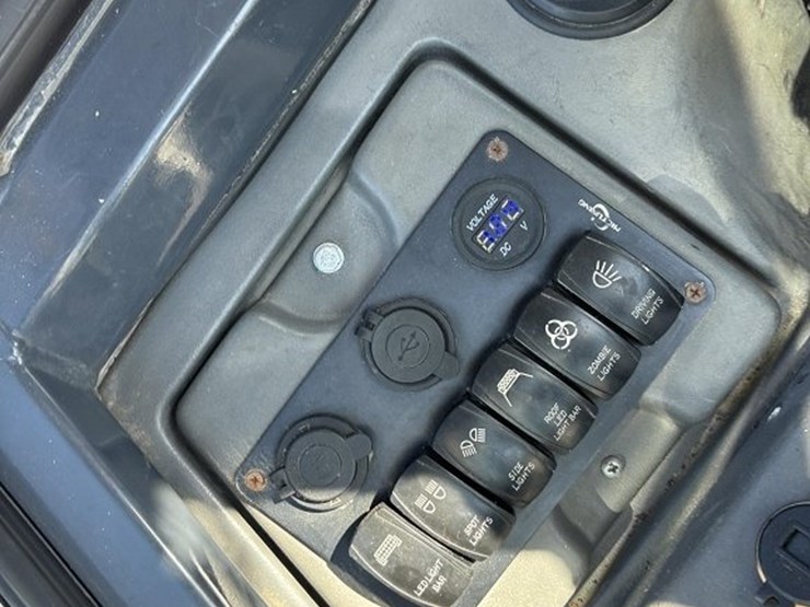 2003-deere-324h-image-46