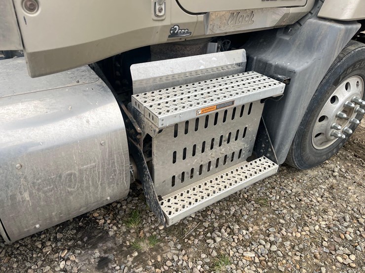 2014-mack-cxu613-semi-image-39