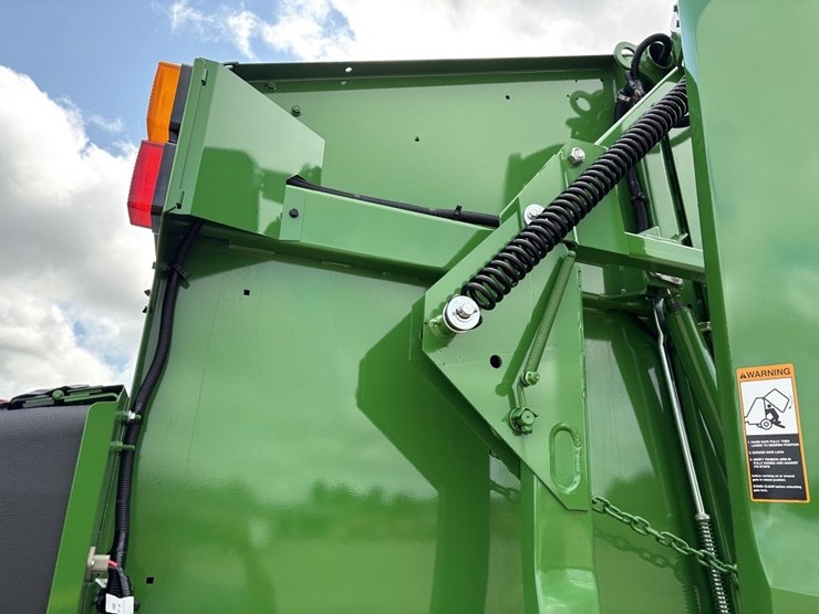 2024-john-deere-561m-image-28