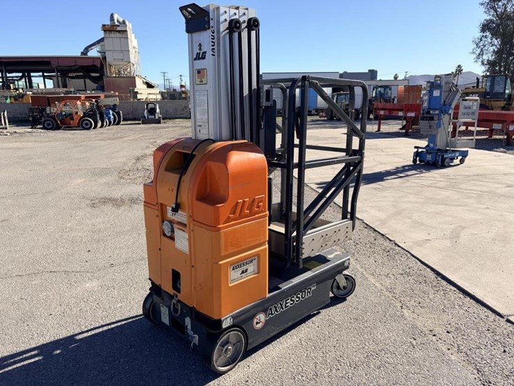 2005-jlg-axxessor-200vl-vertical-mast-lift-image-3