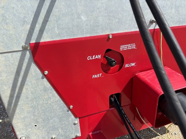 massey-ferguson-3732-image-12