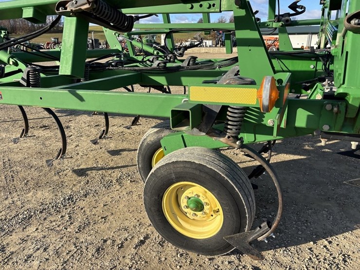 2011-john-deere-2210l-image-30