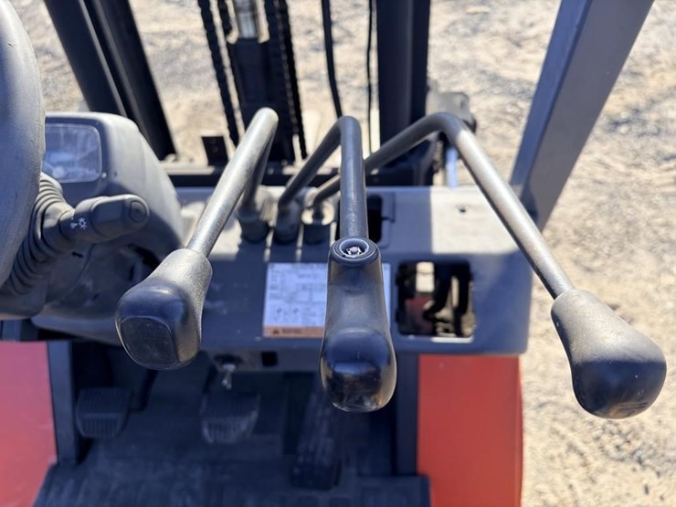 2005-toyota-2fgcu20-forklift-truck-image-15