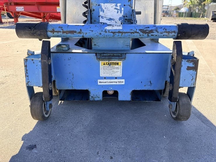 genie-awp-255-vertical-mast-lift-image-9