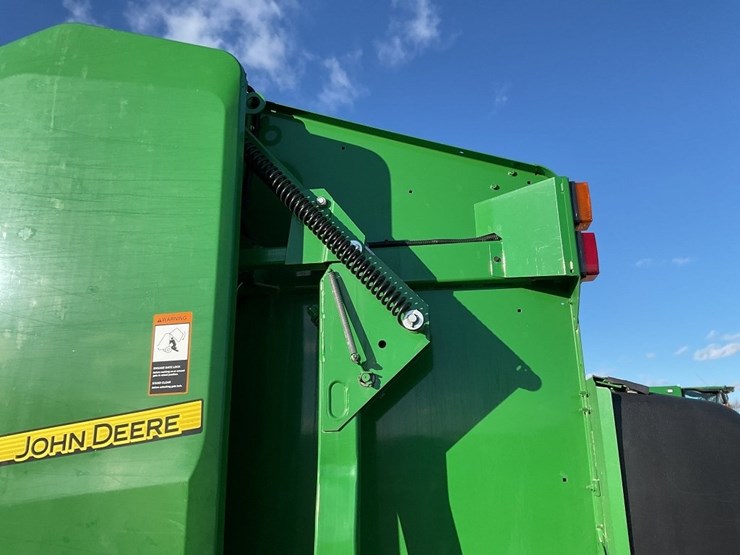 john-deere-560m-image-30