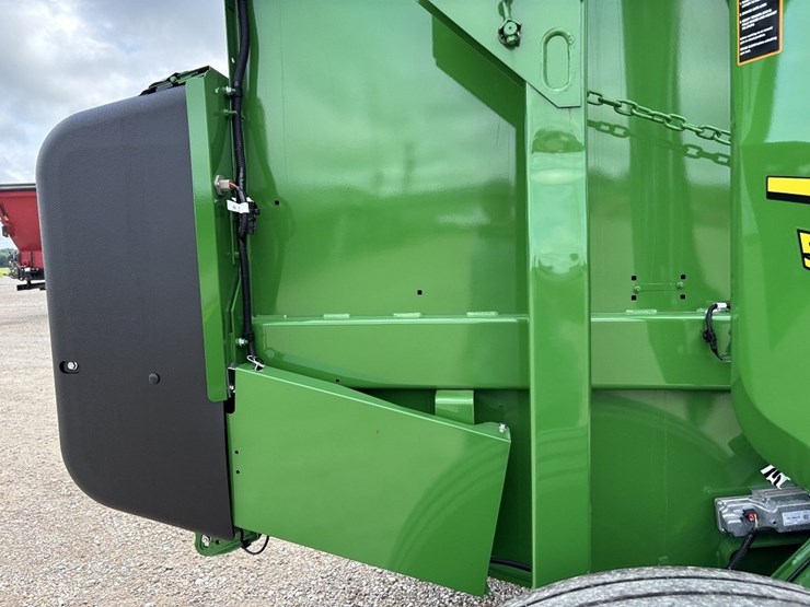 2024-john-deere-561m-image-27