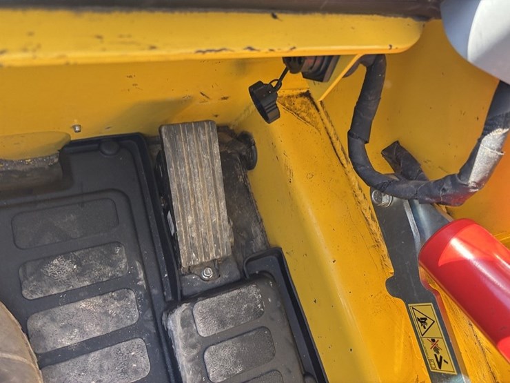 new-holland-c362-image-35