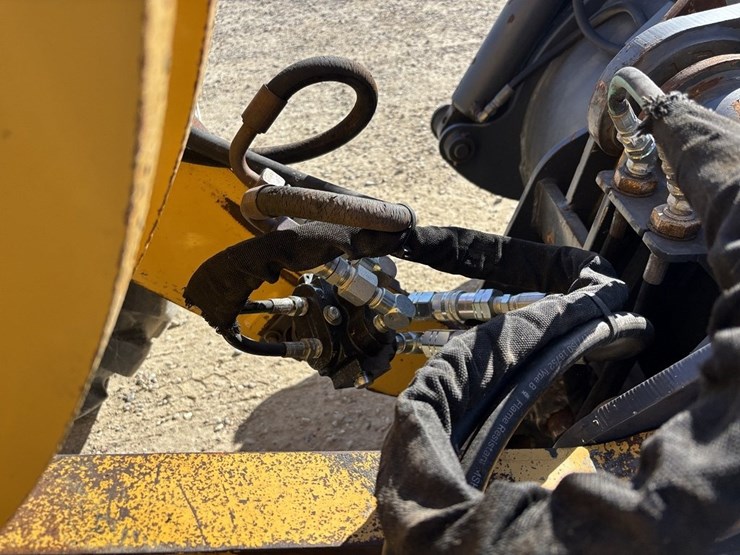 2003-deere-324h-image-14