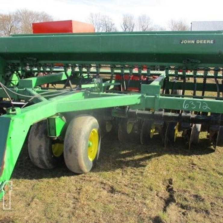 JOHN DEERE 750