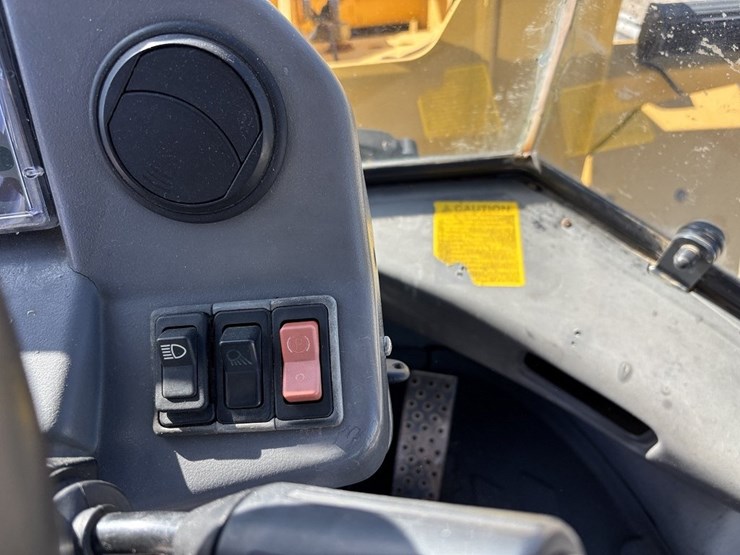 2003-deere-324h-image-41