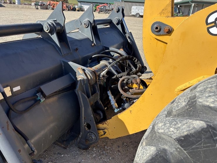 2003-deere-324h-image-32