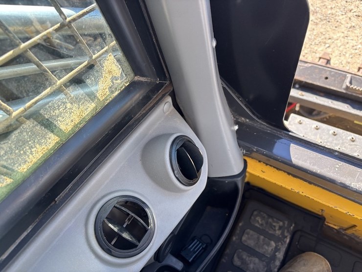 new-holland-c362-image-36