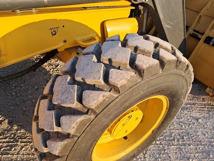 2022-deere-410l-image-9