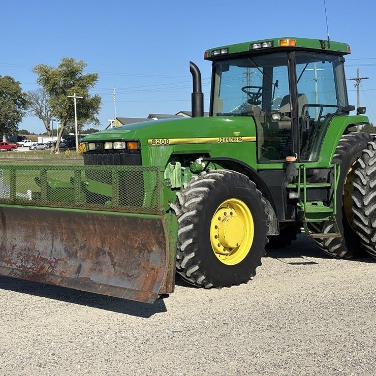 JOHN DEERE 8200