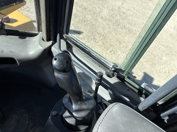 2003-deere-324h-image-42