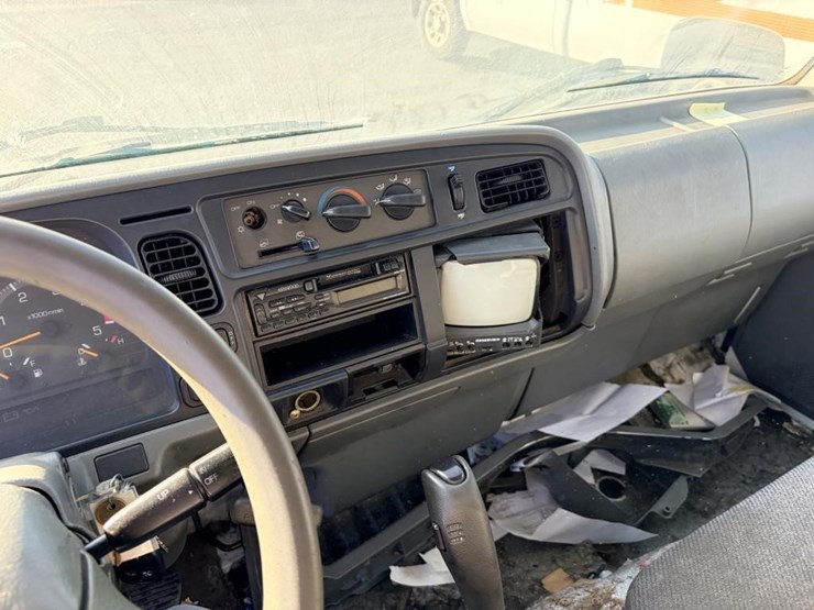 2004-mitsubishi-fuso-box-truck-image-12