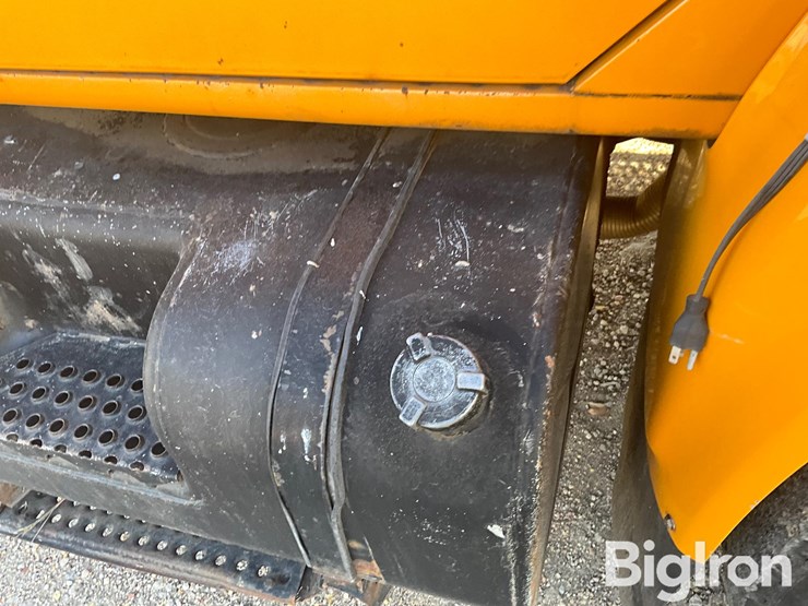 international-4900-image-19