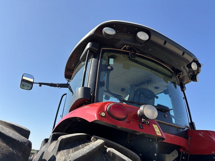 2015-versitle-310-mfwd-tractor-image-24