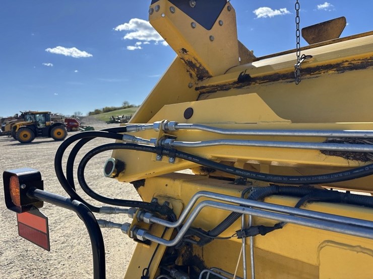 2014-new-holland-9800f-12r30"-corn-head-image-26