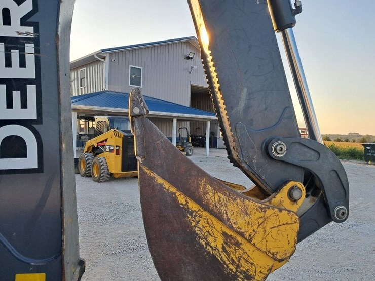 2022-deere-410l-image-38