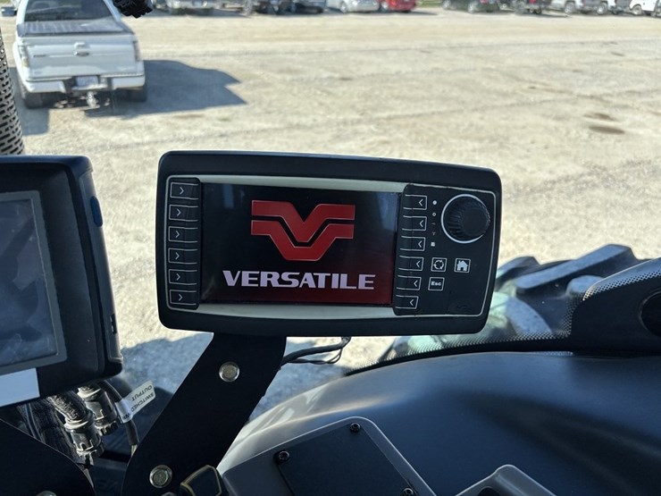 2015-versitle-310-mfwd-tractor-image-39