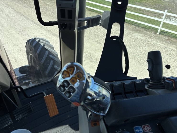 case-ih-magnum-210-cvt-image-36