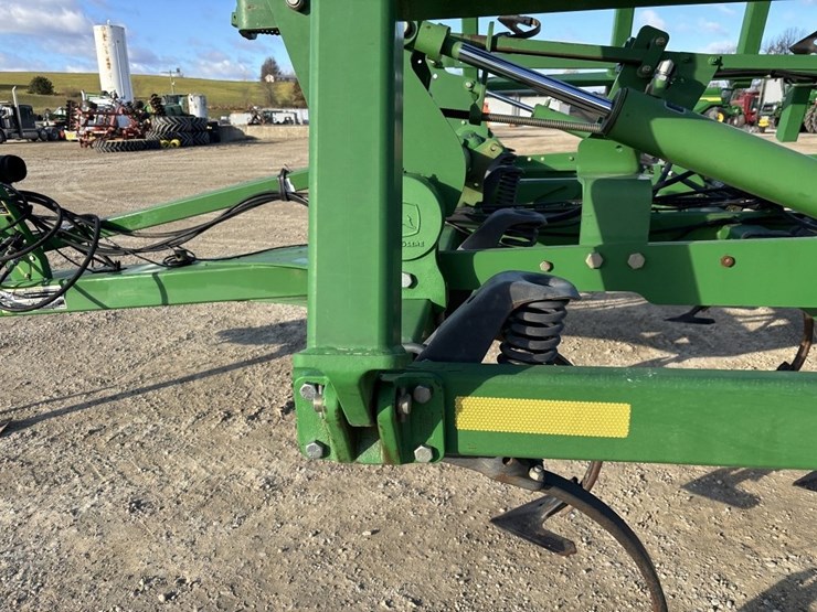 2011-john-deere-2210l-image-35