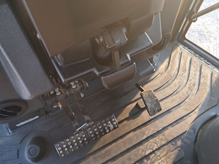 2022-deere-410l-image-19