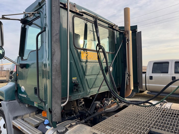 #145-•-mack-single-axle-image-4