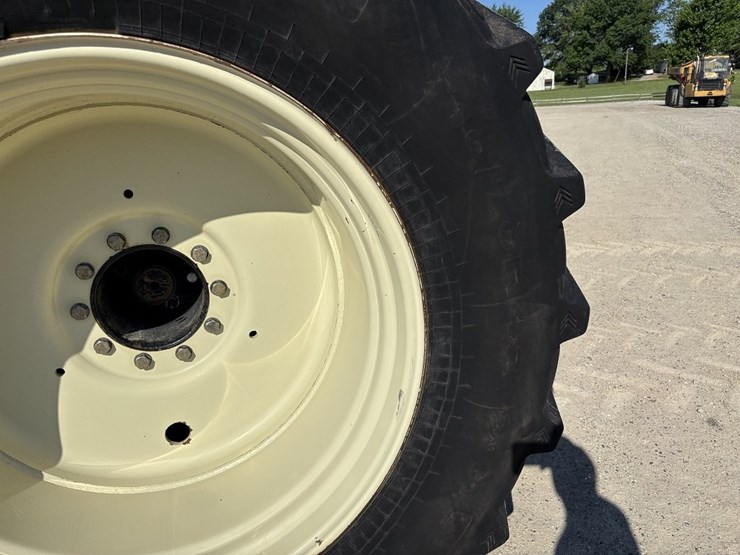 2015-versitle-310-mfwd-tractor-image-26