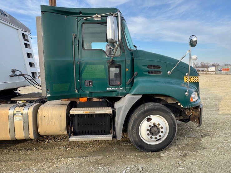 #145-•-mack-single-axle-image-7