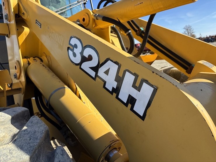 2003-deere-324h-image-15