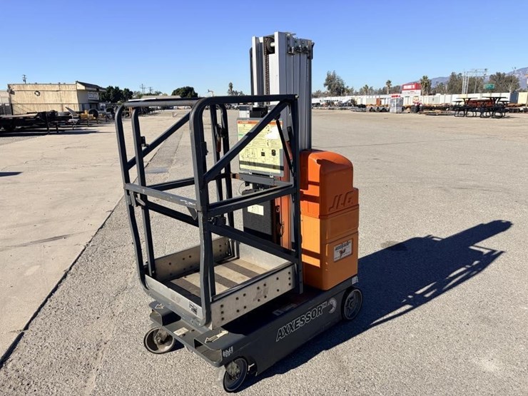 2005-jlg-axxessor-200vl-vertical-mast-lift-image-1