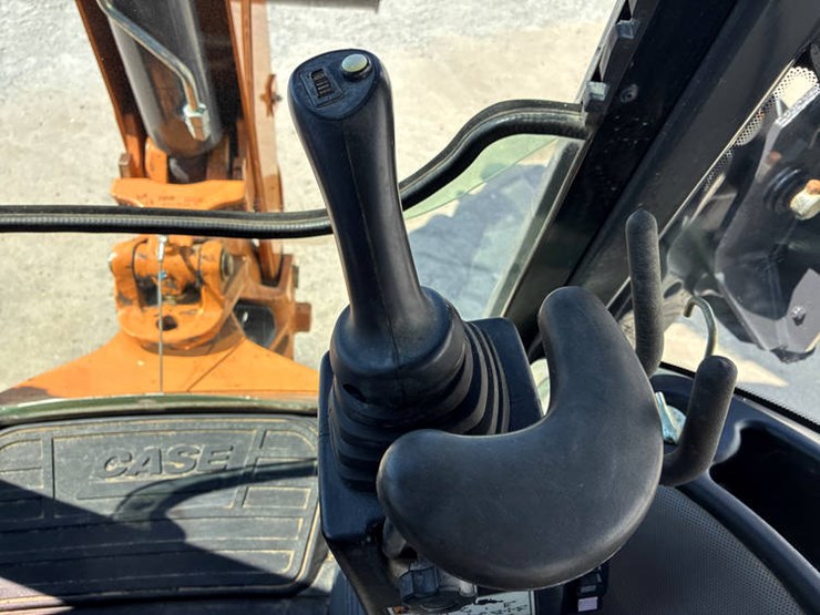 2019-case-580sn-image-85