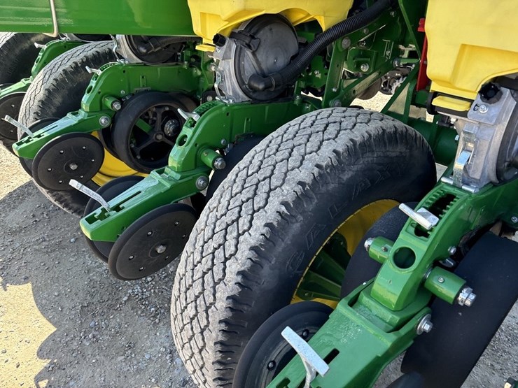 2017-john-deere-1775nt-image-41