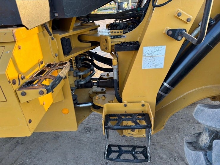 2018-caterpillar-938-image-16